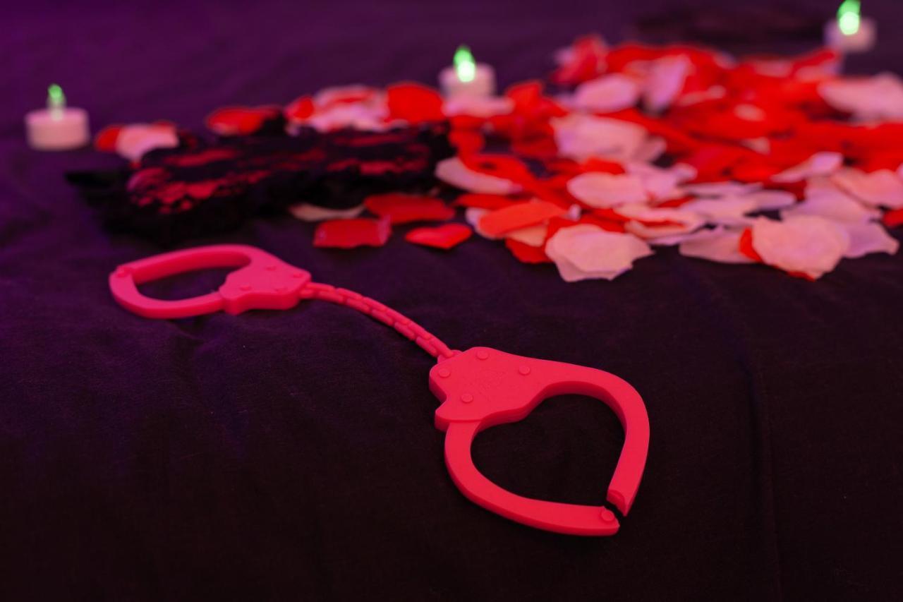 Love Room Avec Balneo تولون المظهر الخارجي الصورة